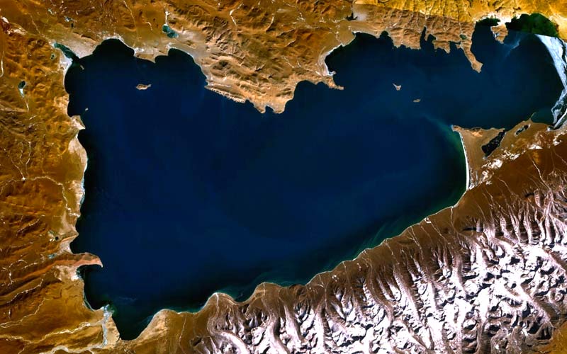Snímek Nebeského jezera ze satelitní družice